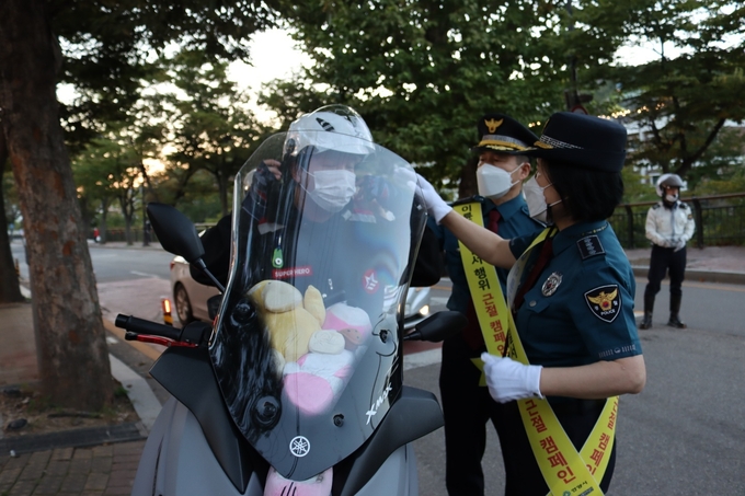 안양만안경찰서가 유관기관 합동 '이륜차 무질서 행위 근절 캠페인' 실시. (사진=안양만안경찰서 제공)