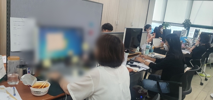 안양시 역학조사원들이 잠시도 컴퓨터 모니터에서 눈을 뗄 수 없는 일정 속에 모니터링 중인 한 조사원 옆에 먹고 있던 컵라면이 놓여있다. 최대호 시장은 이 같은 모습을 SNS에 올리면서 하루라도 빨리 역학조사원들에게 기쁨의 점심시간을 돌려주고 싶다는 간절함을 나타냈다. (사진=안양시 제공)
