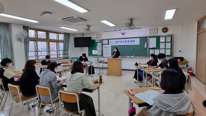 안양 부흥중학교가 학년별 퍼블릭 포럼 디베이트 토론대회를 실시하고 있다.