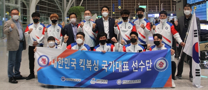 우리나라 킥복싱 국가대표팀이 지난 14일 인천국제공항에서 결단식을 진행하고 있다.( 사진 = 대한민국킥복싱협회 제공 )