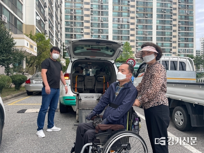포천도시공사 소속 장애인콜택시 차량이 휠체어용 리프트를 내리고 있다. (사진=포천도시공사 제공)