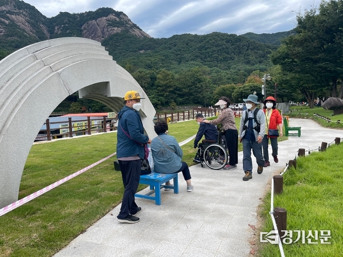 포천도시공사 직원들과 장애인들이 함께 산정호수 둘레길을 돌고 있다. (사진=포천도시공사 제공)