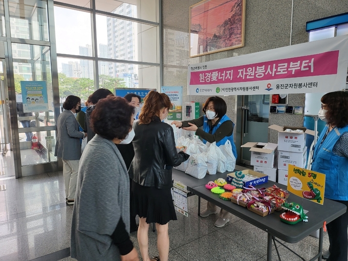 옹진군자원봉사센터 직원들이 옹진군청사에서 방문객들을 대상으로 환경캠페인을 벌이고 있다. ( 사진 = 옹진군 제공 )