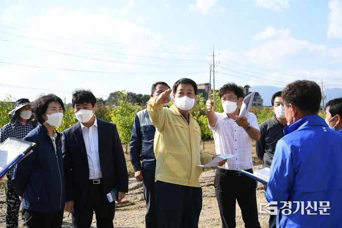 포천시의회 조용춘 의원이 포천시 관계자에게 현장 설명을 듣고 있다. (사진=포천시의회 제공)