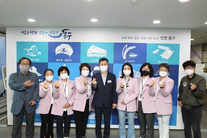  허인환 동구청장이 역사.문화를 소개하는 역사문화해설사들과 간담회를 연 뒤 함께 포즈를 취했다. ( 사진 = 동구 제공 )