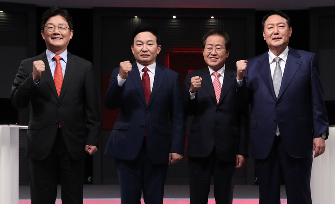 국민의힘 유승민(왼쪽부터), 원희룡, 홍준표, 윤석열 대선 예비후보들이 15일 저녁 서울 마포구 상암동 MBC 사옥에서 열린 '1대1 맞수토론'에 앞서 포즈를 취하고 있다. (사진=국회사진기자단/연합뉴스)