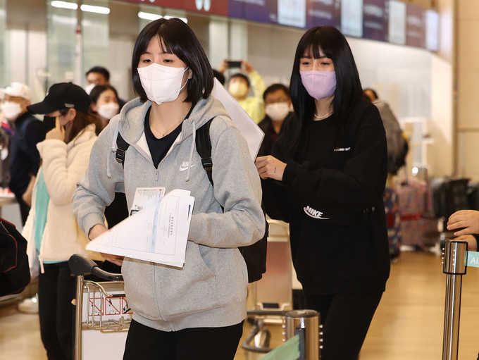  학창 시절 폭력(학폭) 가해 논란에 휩싸인 배구선수 이재영·이다영 자매가 16일 오후 그리스 리그 PAOK 테살로니키 구단에 합류하기 위해 인천국제공항 제1터미널에서 출국장으로 이동하고 있다. (사진=연합뉴스)