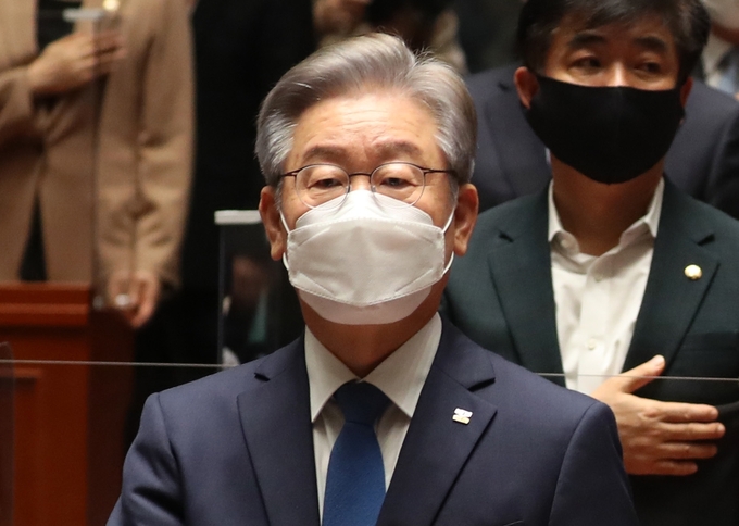 이재명 대선 후보가 15일 오전 서울 국회에서 열린 더불어민주당 의원총회에서 국민의례를 하고 있다. (사진=국회사진기자단/연합뉴스)