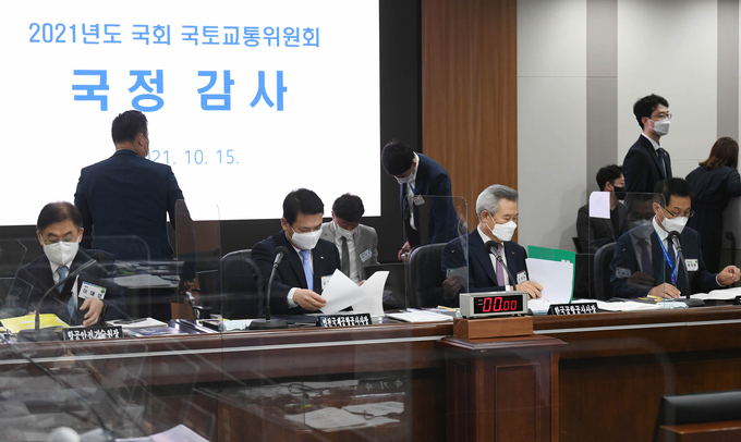 국회 국토교통위원회의 인천공항공사 국정감사가 열린 15일 오전 인천 영종도 인천국제공항공사에서 김경욱 인천공항공사 사장 등 피감기관 수장들이 감사를 준비하고 있다. (사진=공항사진기자단/연합뉴스)