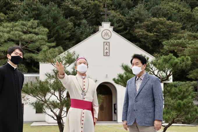 지난 16일 백군기 용인시장과 이용훈 천주교 수원교구장이 '청년 김대건길' 활성화 방안에 대한 의견을 나눴다. (사진=용인시 제공)