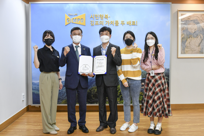 김포시가 기초자치단체 부문에서 최우수상을 수상, 정하영 시장 (왼쪽)과 직원들이 파이팅을 외치고 있다.(사진=김포시 제공)