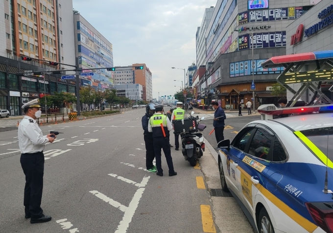 이륜차 합동단속. (사진=수원서부경찰서 제공)