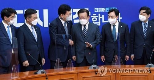 왼쪽부터 박완주 정책위의장, 윤호중 원내대표, 송영길, 김부겸, 윤관석 사무총장, 구윤철 국무조정실장.(사진=연합뉴스)