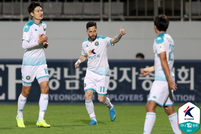 안산그리너스FC 외국인 공격수 두아르테가 선제골을 넣은 후 기뻐하고 있다. (사진=한국프로축구연맹 제공)