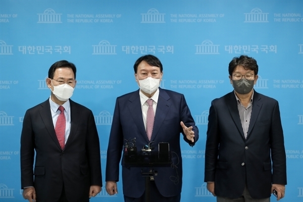 국민의힘 윤석열 대선 경선 후보(가운데)가 17일 오전 서울 여의도 국회 소통관에서 기자회견 뒤 취재진의 질문에 답하고 있다. 사진= 연합뉴스 