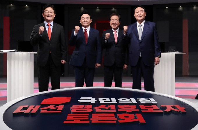 국민의힘 유승민(왼쪽부터), 원희룡, 홍준표, 윤석열 대선 예비후보가 15일 저녁 서울 마포구 상암동 MBC 사옥에서 열린 '1대1 맞수토론'에 앞서 포즈를 취하고 있다. 사진= 연합뉴스 