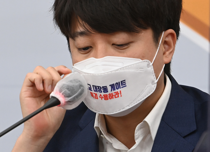 국민의힘 이준석 대표가 18일 오전 국회에서 열린 최고위원회의에서 자료를 보고 있다. 사진= 연합뉴스 
