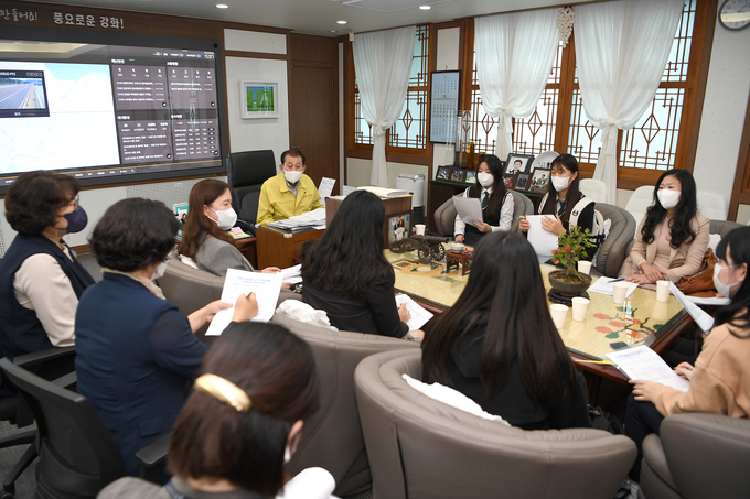 유천호 군수와 학무보, 학생들이 개인위생용품 지원방안에 대해 의견을 나누고 있다. ( 사진 = 강화군 제공 )