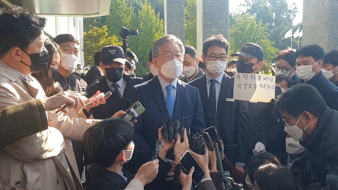 국정감사 전 기자들에게 발언하는 이재명 경기도지사 (사진 = 박환식 기자)