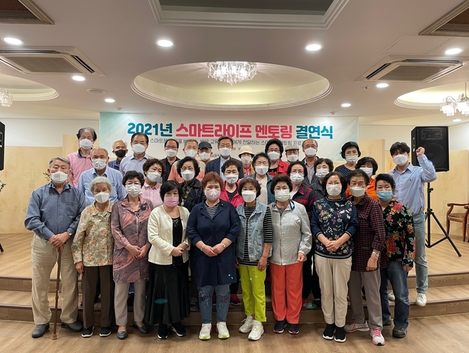 미추홀구 숭의종합사회복지관이 운영 중인 스마트라이프 스마트폰 멘토링사업 참여 어르신들. ( 사진 = 미추홀구 제공 )
