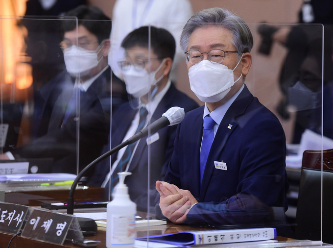 더불어민주당 대선 후보인 이재명 경기도지사가 18일 경기도 수원시 경기도청에서 열린 국회 행정안전위원회의 경기도에 대한 국정감사에서 의원 질의에 답하고 있다. (사진=국회사진기자단/연합뉴스)