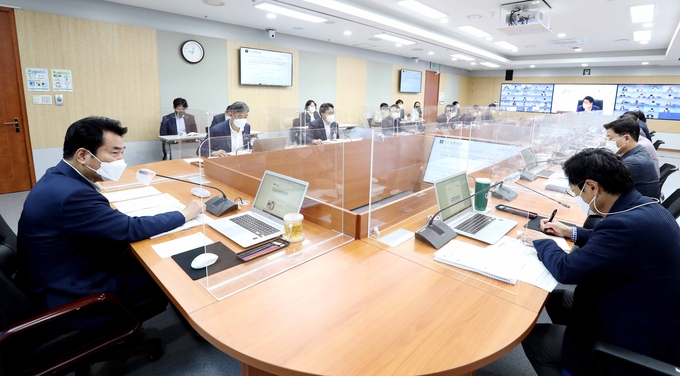 갑작스럽게 찾아온 한파 피해를 막기 위한 대책마련을 지시한 백군기 용인시장 (사진=용인시 제공)