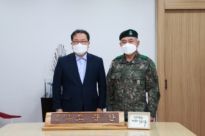 조광한 남양주시장(사진 왼쪽)과 고영준 73사단장(사진=남양주시 제공)