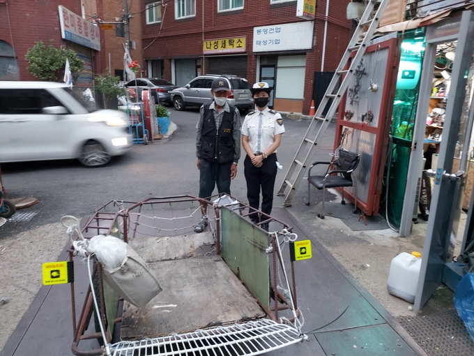 군포경찰서가 폐지 줍는 어르신들에게 교통안전교육 및 리어카 반사지 부착해 주고 있다. (사진=군포경찰서 제공)