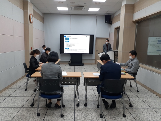 김포시가 안심귀갓길을 위한 이동 분석,생활쓰레기 다발지역 등 빅대이터 사업을 앞두고 회의를 진행하고 있다.(사진=김포시제공)