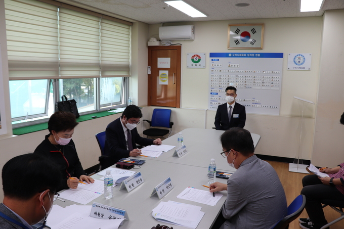 구리시체육회는 지난 13일 '제2차 생활체육지도자 정규직 전환 심의위원회' 개최하고 있다. (사진=구리시 제공)