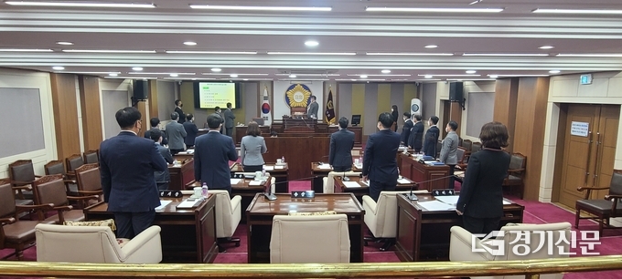 포천시의회 제160회 임시회 개회식에서 국민의례를 하고 있다. (사진=문석완 기자)