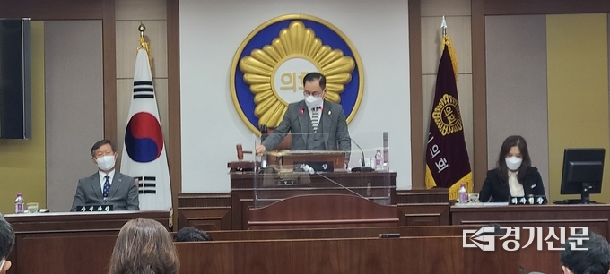 포천시의회 송상국 의장 직무대리 부의장이 의사봉을 두드려 의안이 통과되었음을 알리고 있다. (사진=문석완 기자)