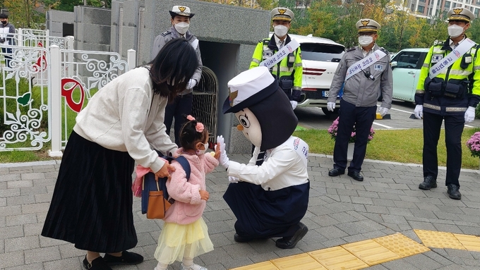 남양주남부경찰서는 오는 21일 어린이보호구역 내에서 주·정차를 전면 금지하는 도로교통법 개정 시행을 앞두고,19일 ‘어린이 승·하차구역’ 활용 캠페인을 실시했다.(사진=남양주남부경찰서 제공)