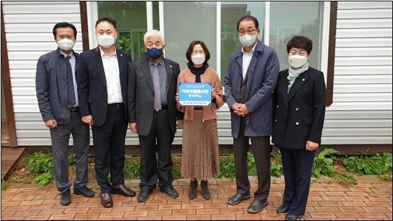 한국산단공 인천본부 윤정목 본부장(왼쪽 두번째)이 사랑의쌀 기탁 후 이성만 국회의원(오른쪽 두번째), 인천ESG서포터즈 협의체 관계자들과 사진촬영을 하고 있다. ( 사진 = 산단공인천본부 제공 )