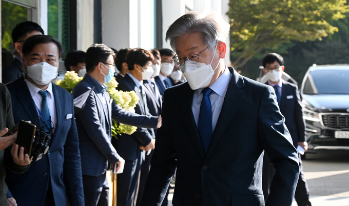 더불어민주당 대선 후보인 이재명 경기지사가 20일 '2021년 국회 국토교통위원회의 경기도에 대한 국정감사'가 열릴 경기도청으로 출근하고 있다. 2021.10.20 (사진= 조병석 기자)