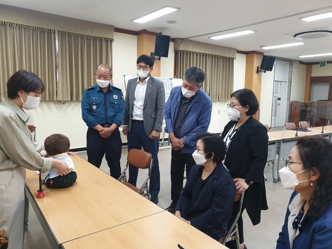 치매안심마을 관계자들이 보건소 직원으로부터 참여교육을 받고 있다. ( 사진 = 강화군 제공 )