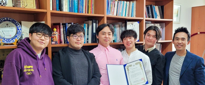 인공지능융합기술학회 학술대회에서 우수논문상을 받은 인하대 컴퓨터공학과 연구원들. ( 사진 = 인하대 제공 )