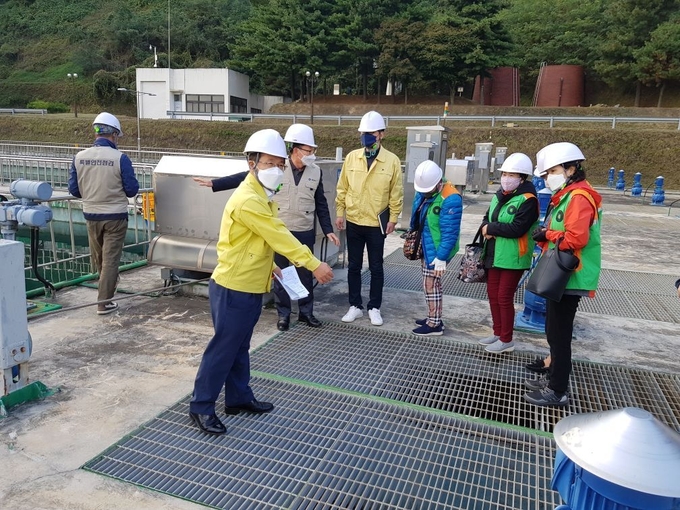 송재환 안양시 부시장이 19일 비산정수장을 방문해 직접 점검하고 있다. (사진=안양시 제공)