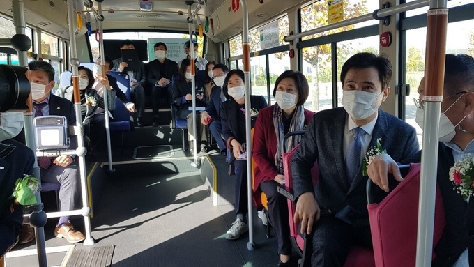 화성시가 지난해 11월 2일 수도권에서 처음 실시한 '화성시 버스공영제' 시행 첫 날 서철모 화성시장(오른쪽에서 두번째) 등이 시범 운행에 나선 공영버스에 탑승했다. (사진=화성시 제공)