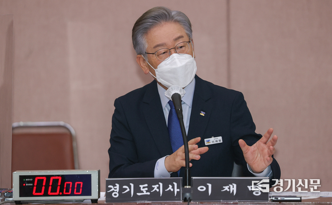 20일 경기도청 신관에서 열린 국토위 국감에서 이재명 경기도지사가 답변하고 있다. (사진= 조병석 기자)