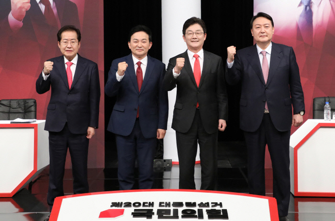 국민의힘 홍준표(왼쪽부터), 원희룡, 유승민, 윤석열 대선 경선 후보들이 18일 오후 부산MBC에서 제4차 TV 토론회를 하기 앞서 기념 촬영하고 있다. 사진= 연합뉴스 
