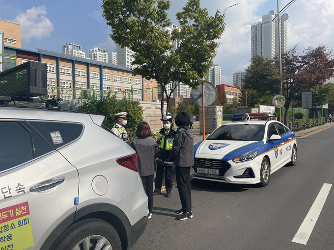 인천논현경찰서가 19일 원동초등학교를 찾아 불법 주·정차 합동 단속을 실시하고 있다. ( 사진 = 논현경찰서 제공 )