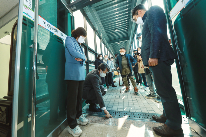 20일 오전 화성시의회 교육복지위원회 소속 의원들이 시의회 및 시청사 내 장애인 편의시설에 대한 합동 모니터링을 실시하고 있다. (사진=화성시의회 제공)