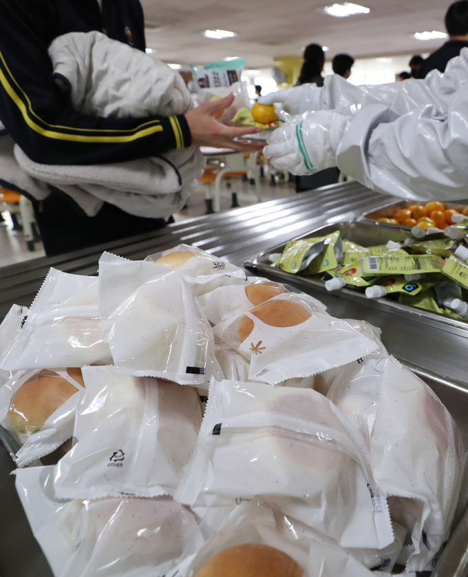전국 학교비정규직노조가 총파업에 들어가면서 일부 학교에서 급식이 중단된 20일 오후 경기도의 한 학교 급식실에 빵과 과일, 음료로 구성된 대체 급식이 준비되어 있다. (사진=조병석 기자)