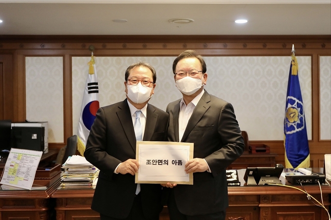 조광한 남양주시장은 20일 김부겸 국무총리를 만나 조안면 상수원보호구역과 관련,‘수도권 상수원 다변화 정책’을 국가 차원에서 추진해 줄 것을 건의했다.(사진=남양주시 제공)