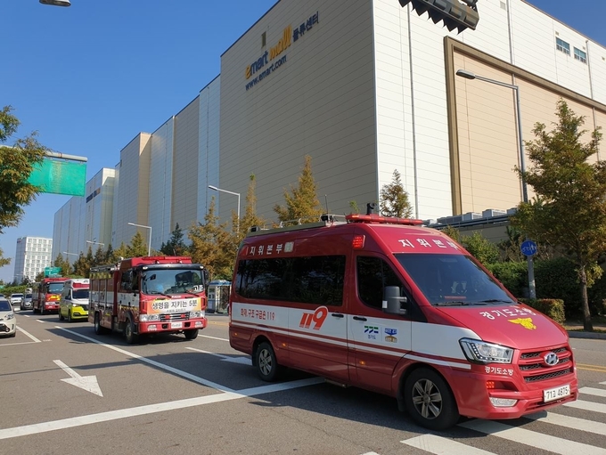 김포소방서가 고촌 물류단지에서 길 터지기 훈련에 모세의 기적이 일어나고 있다.(사진=김포소방서제공)