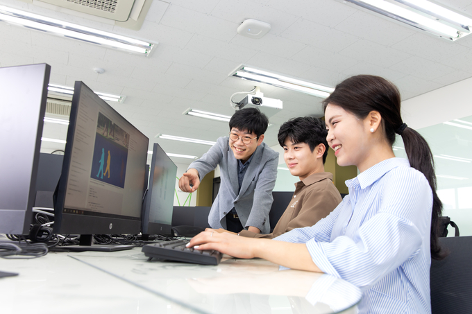 가천대 소프트웨어 전용 강의실에서 소프트웨어 전공 학생들이 교수의 지도에 따라 코딩을 하고 있다. (사진=가천대학교 제공)