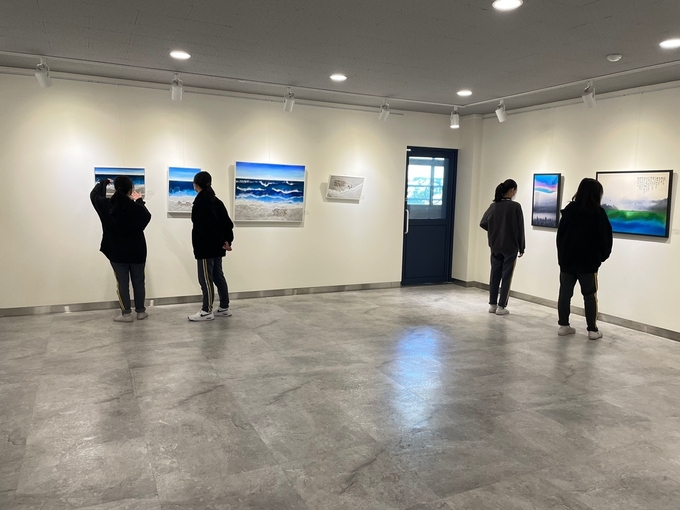 광릉중학교 내에 마련된 작은 미술관에서 학생들이 전시돼 있는 작품을 감상하고 있다. (사진=광릉중학교 제공)