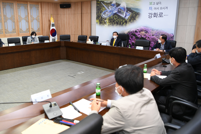 강화군 농림.수산업 발전 정책협의회가 유천호 군수 주재로 열리고 있다. ( 사진 = 강화군 제공 )