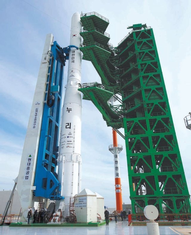 지난 20일 전남 고흥군 나로우주센터에서 발사준비를 마무리한 우주발사체 누리호(KSLV-II)의 모습. (사진=한국항공우주연구원)